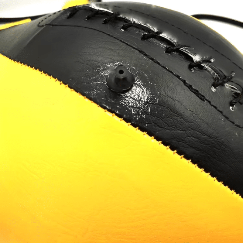 Ballon de frappe double élastique pour entraînement de vitesse en boxe, MMA et Muay Thai. Sac de frappe en cuir PU durable avec élastiques ajustables pour un entraînement précis et efficace, zoom coutures modèle jaune et noir