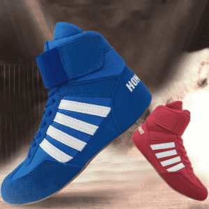 deux chaussures de boxe du même modèle , une bleue et une rouge, la bleu au premier plan est plus grande, elles sont tournées talon contre talon comme si elles étaient appuyées l'une sur l'autre