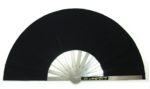 Éventail de tai chi noir avec sa structure en acier inoxydable, présenté sur fond blanc