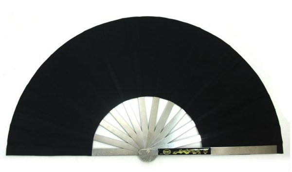Éventail de tai chi noir avec sa structure en acier inoxydable, présenté sur fond blanc