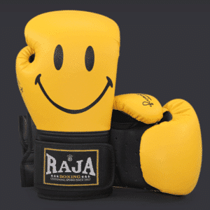 Gant de boxe avec un motif smiley, debout et l'autre gant dans la longueur, fond noir