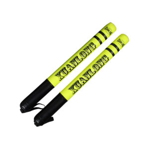 bâton de combat jaune, avec écriture noire dessus, en é exemplaires
