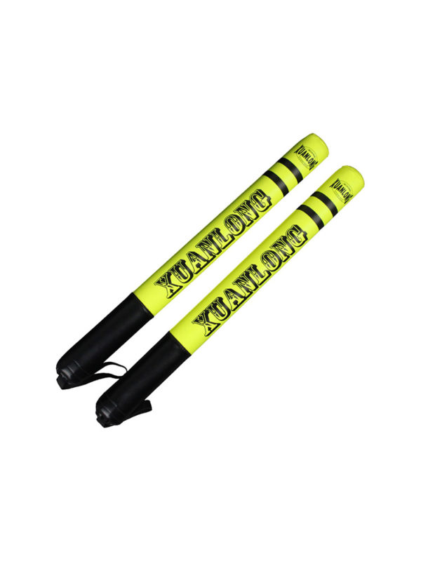 bâton de combat jaune, avec écriture noire dessus, en é exemplaires