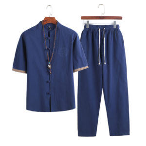 Uniforme traditionnel de Tai Chi en lin bleu foncé avec cordon du pantalon blancs, et un collier large habille le haut de l'uniforme, chacune des deux pièces est présenté sur cintre et sur fond blanc