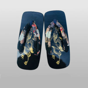 Sandales judo noir avec des motifs de fleurs et de dragons multicolores sur la semelle et le tissu.
