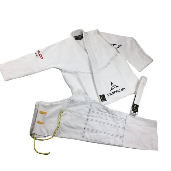 Tenue de JJB blanche pour hommes et femmes avec ceinture blanche Kimono judo/ JJB Tenue arts martiaux présenté sur fond blanc