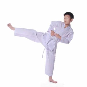 Enfant asiatique faisant un sport de combat, sa jambe est levée, il porte une Tenue de sport de combat karaté ou taekwondo pour enfants Tenue arts martiaux Tenue karaté ou de taekwondo blanche