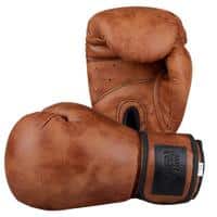 Gants de boxe rétro marron, un horizonatal de dos et l'autre vertical de face, présentés sur fond blanc