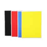 planches sécables d'entrainement d'arts martiaux, 4 planches du même modèle mais de couleurs différentes : noir, rouge, bleu et jaune, et présentées surperposées