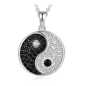 pendentif ying yang présenté sur fond blanc
