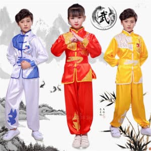trois enfant sont alignés et portent un uniforme traditionnel chinois de kung fu