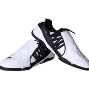 Chaussures de Taekwondo présenté avec l'une dont le talon se trouve au-dessus de l'autre , sur fond blanc, elles sont blanche avec lacet latéral noir