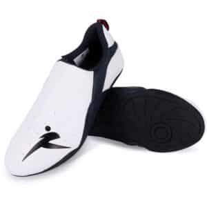 chaussures de teakwondo blanches et noires en cuir sans lacet, posée sur l'une sur l'autre et sur fond blanc
