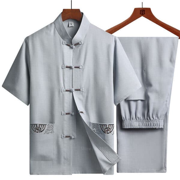 Ensemble de vêtements traditionnels chinois gris pour hommes, avec la chemise et le pantalon sur deux cintres séparés , présentés sur fond blancs