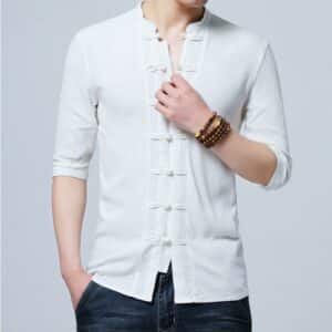 Jeune homme dont on ne voit pas le visage, porte une chemise Vêtements traditionnels chinois blanc à la mode pour hommes, il touche un des boutons avec sa main