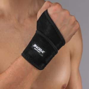 Protège poignet noir de haute qualité pour boxe porté par un homme torse nu sur fond gris