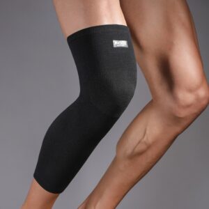 Long protège genou noir en nylon pour arts martiaux sur fond gris