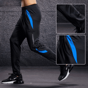 Pantalon Full Contact Design avec Poche à Fermeture Eclair porté par un homme avec des chaussures noires sur fond gris