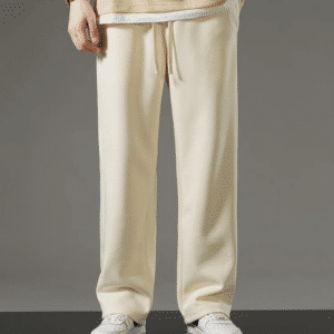 Pantalon Full Contact Design et Ample pour Homme porté par un homme avec des baskets blanches et un haut beige sur fond gris