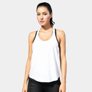 T Shirt de Sport à Dos Ouvert pour Femme sur une femme sur fond gris