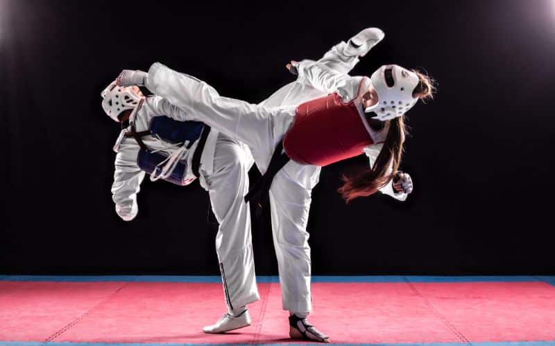 deux personnes qui font du taekwondo