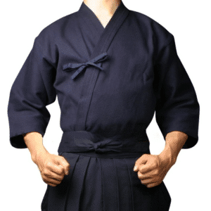 Kendogi Traditionnel Style Japonais en Coton porté par un homme sur fond blanc