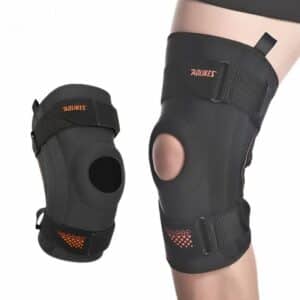 Genouillère Grappling Noire Respirante et Compressive porté par un homme sur une partie de l'image et non porté à côté également et sur fond blanc