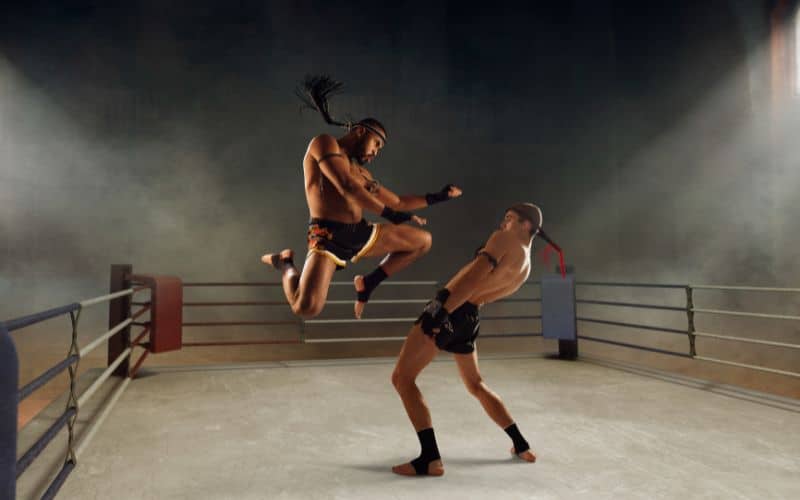 Deux hommes sur un ring en short, pratiquant la boxe Muay Thai.